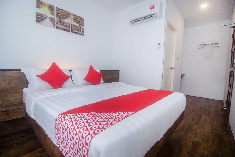 Oyo 836 Mandurah Room & Cafe Kuching Exterior photo